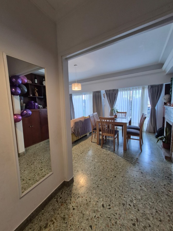 PH de 3 ambientes al frente con balcon, patio y dependencia - Av. Colon