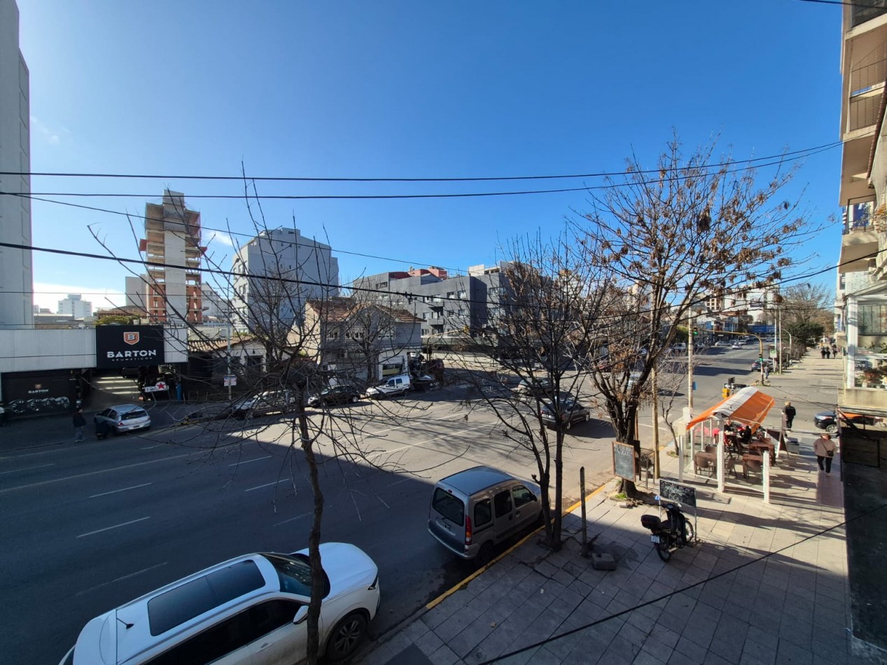 PH de 3 ambientes al frente con balcon, patio y dependencia - Av. Colon
