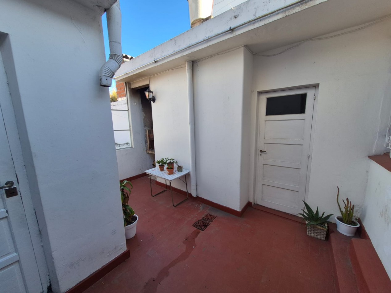 PH de 3 ambientes al frente con balcon, patio y dependencia - Av. Colon