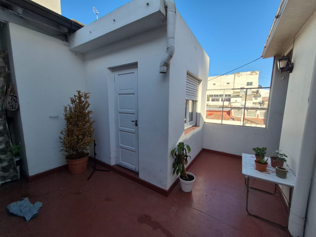 PH de 3 ambientes al frente con balcon, patio y dependencia - Av. Colon
