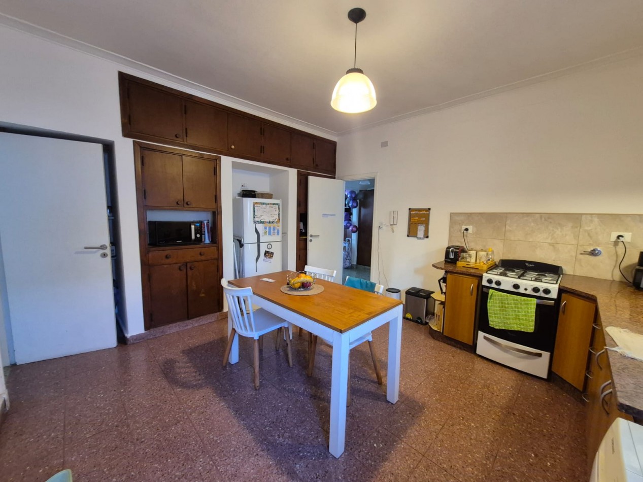 PH de 3 ambientes al frente con balcon, patio y dependencia - Av. Colon