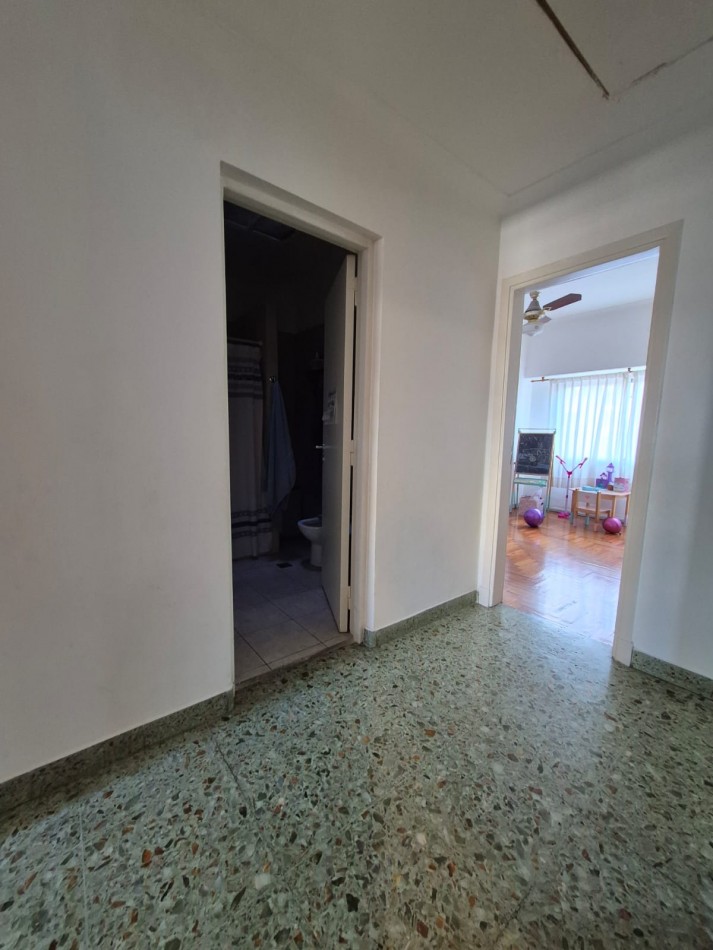 PH de 3 ambientes al frente con balcon, patio y dependencia - Av. Colon