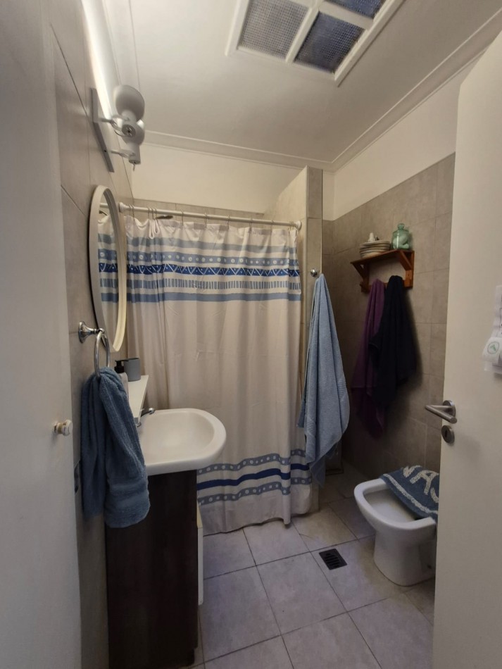 PH de 3 ambientes al frente con balcon, patio y dependencia - Av. Colon