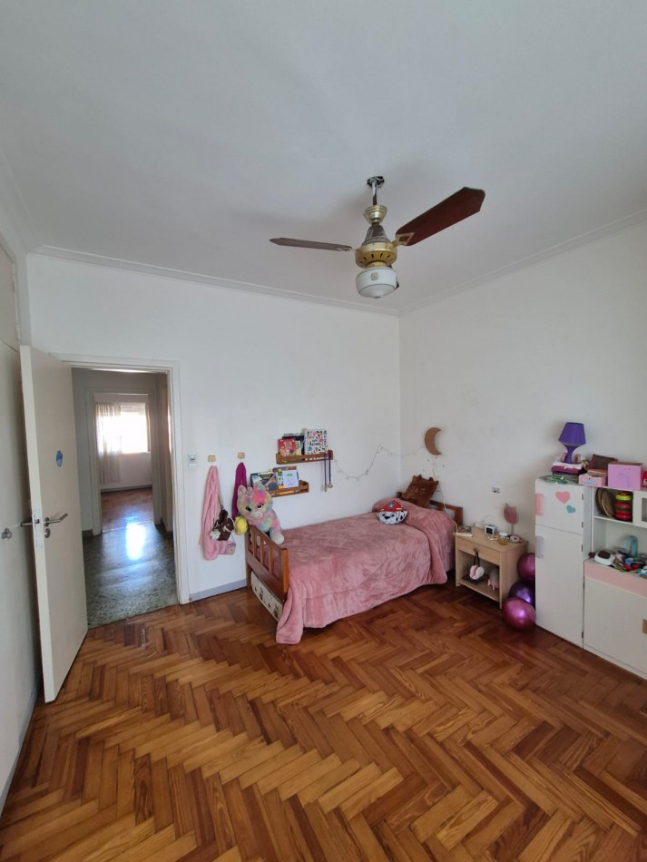 PH de 3 ambientes al frente con balcon, patio y dependencia - Av. Colon