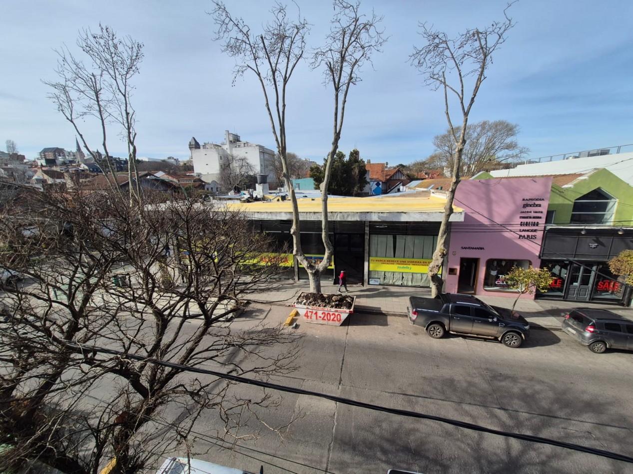 Oficina de 3 ambientes sobre calle Guemes 