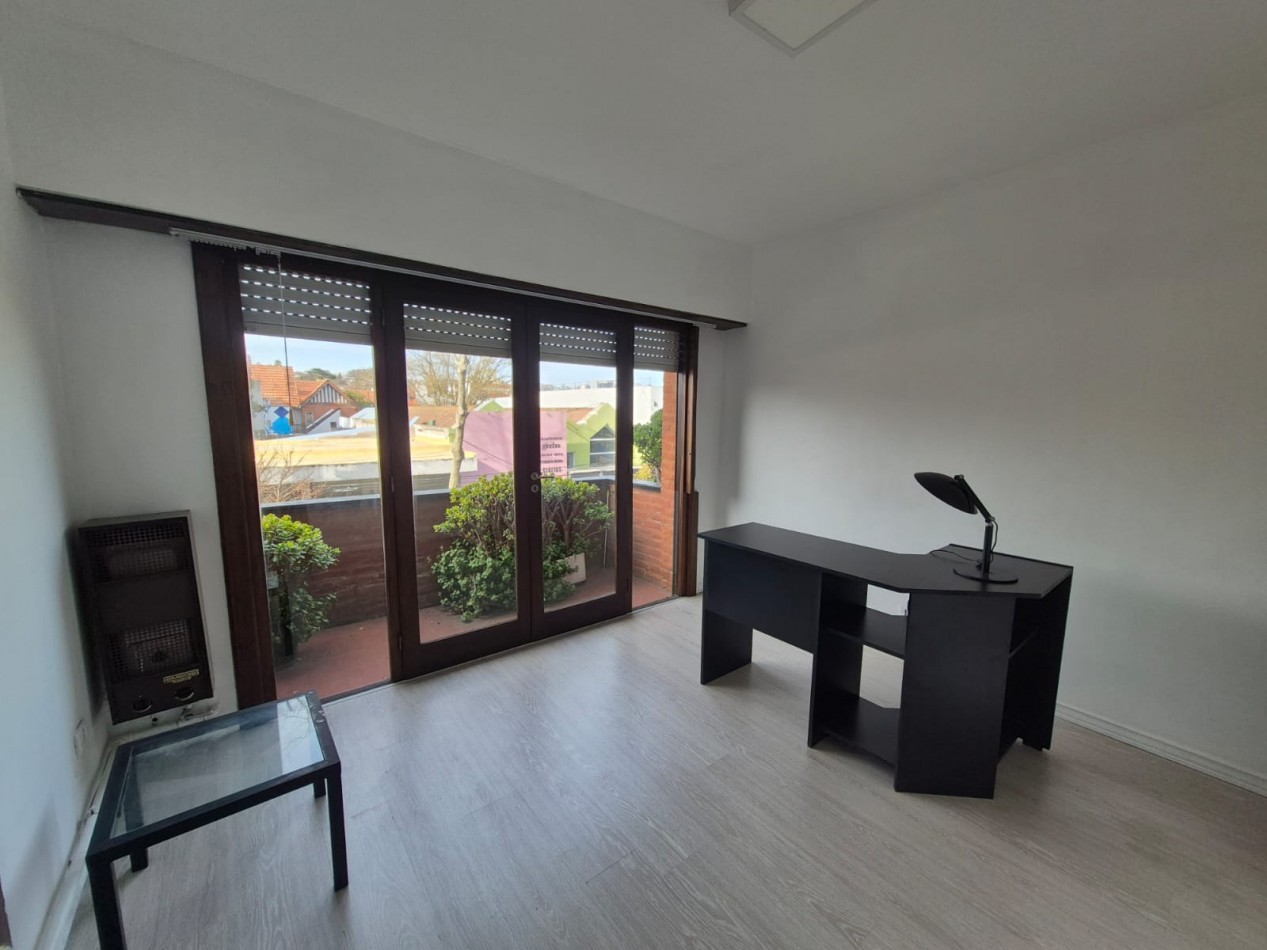 Oficina de 3 ambientes sobre calle Guemes 