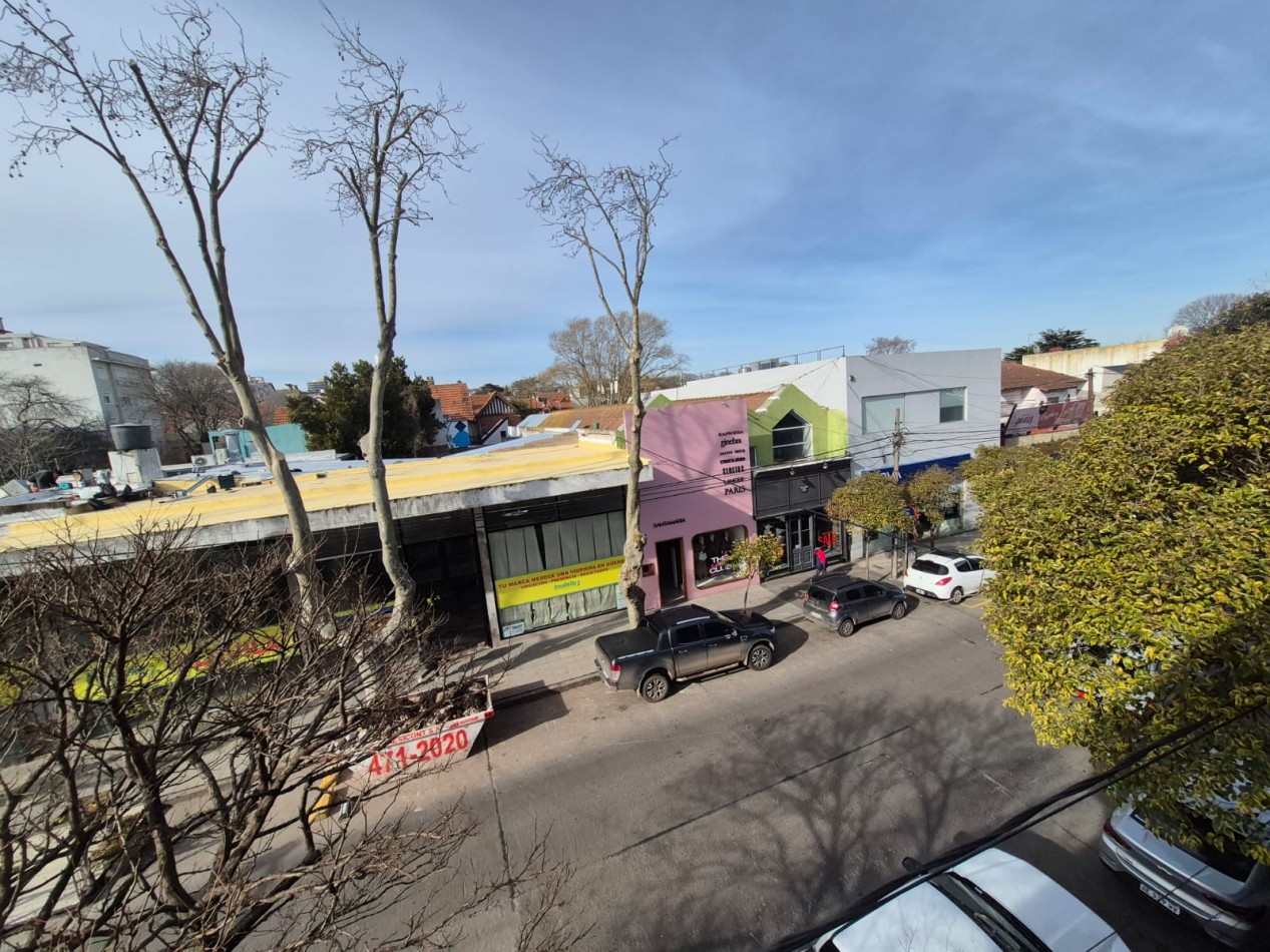 Oficina de 3 ambientes sobre calle Guemes 