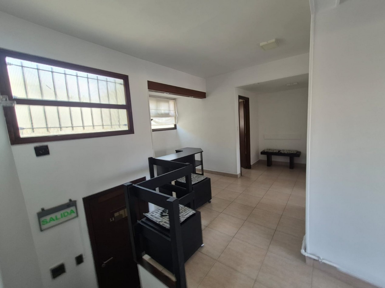 Oficina de 3 ambientes sobre calle Guemes 