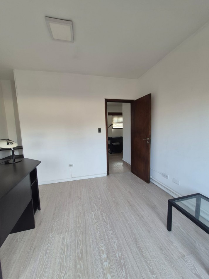 Oficina de 3 ambientes sobre calle Guemes 