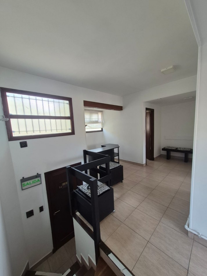 Oficina de 3 ambientes sobre calle Guemes 