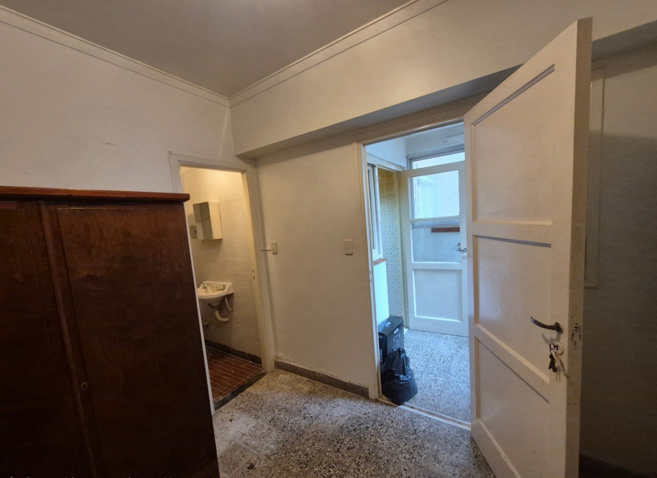 Departamento 2 ambientes con dependencia, 2 baños con balcon y cochera fija
