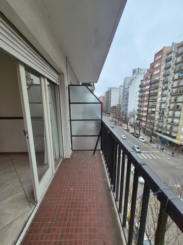 Departamento 2 ambientes con dependencia, 2 baños con balcon y cochera fija