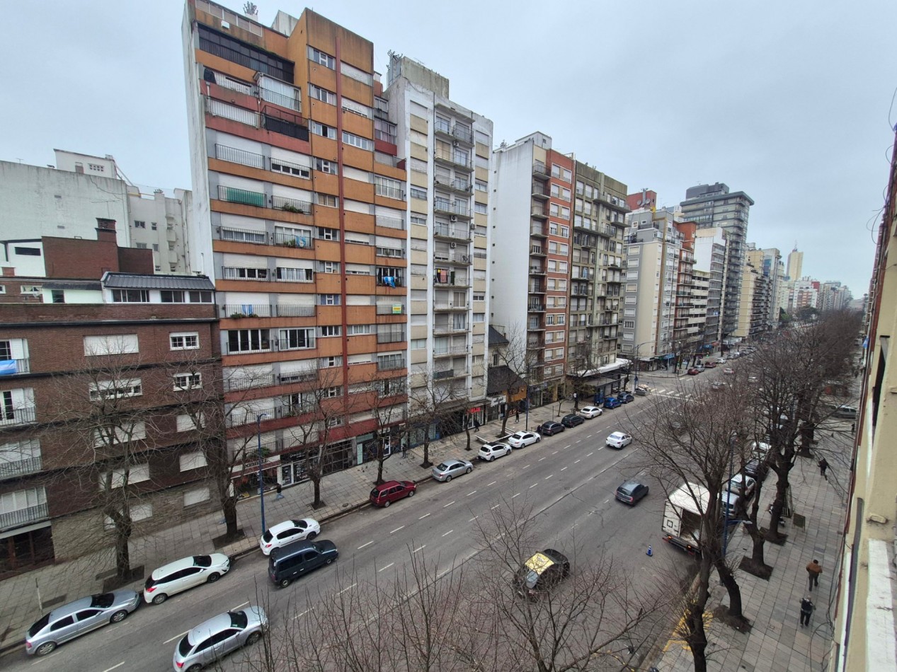 Departamento 2 ambientes con dependencia, 2 baños con balcon y cochera fija
