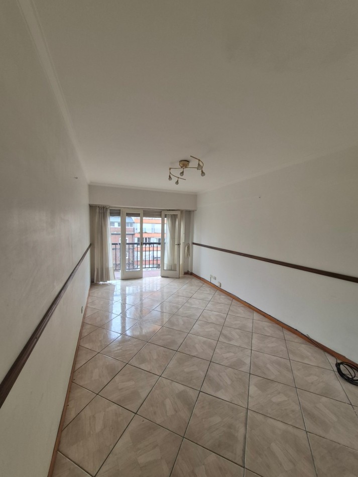 Departamento 2 ambientes con dependencia, 2 baños con balcon y cochera fija
