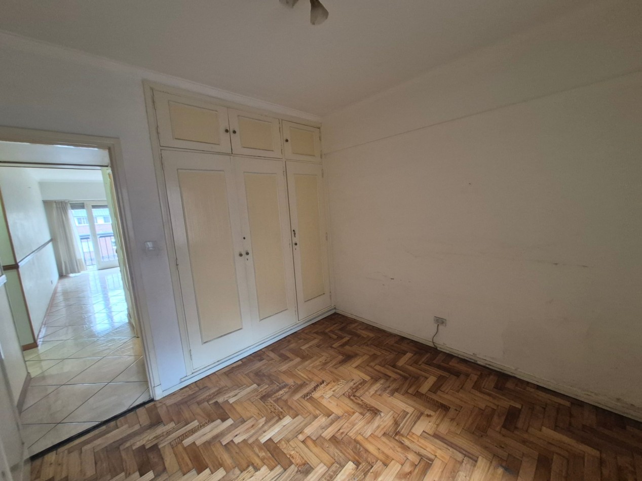 Departamento 2 ambientes con dependencia, 2 baños con balcon y cochera fija