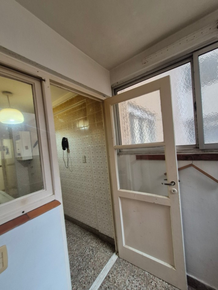 Departamento 2 ambientes con dependencia, 2 baños con balcon y cochera fija