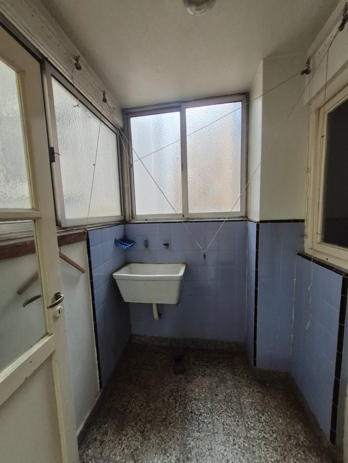 Departamento 2 ambientes con dependencia, 2 baños con balcon y cochera fija