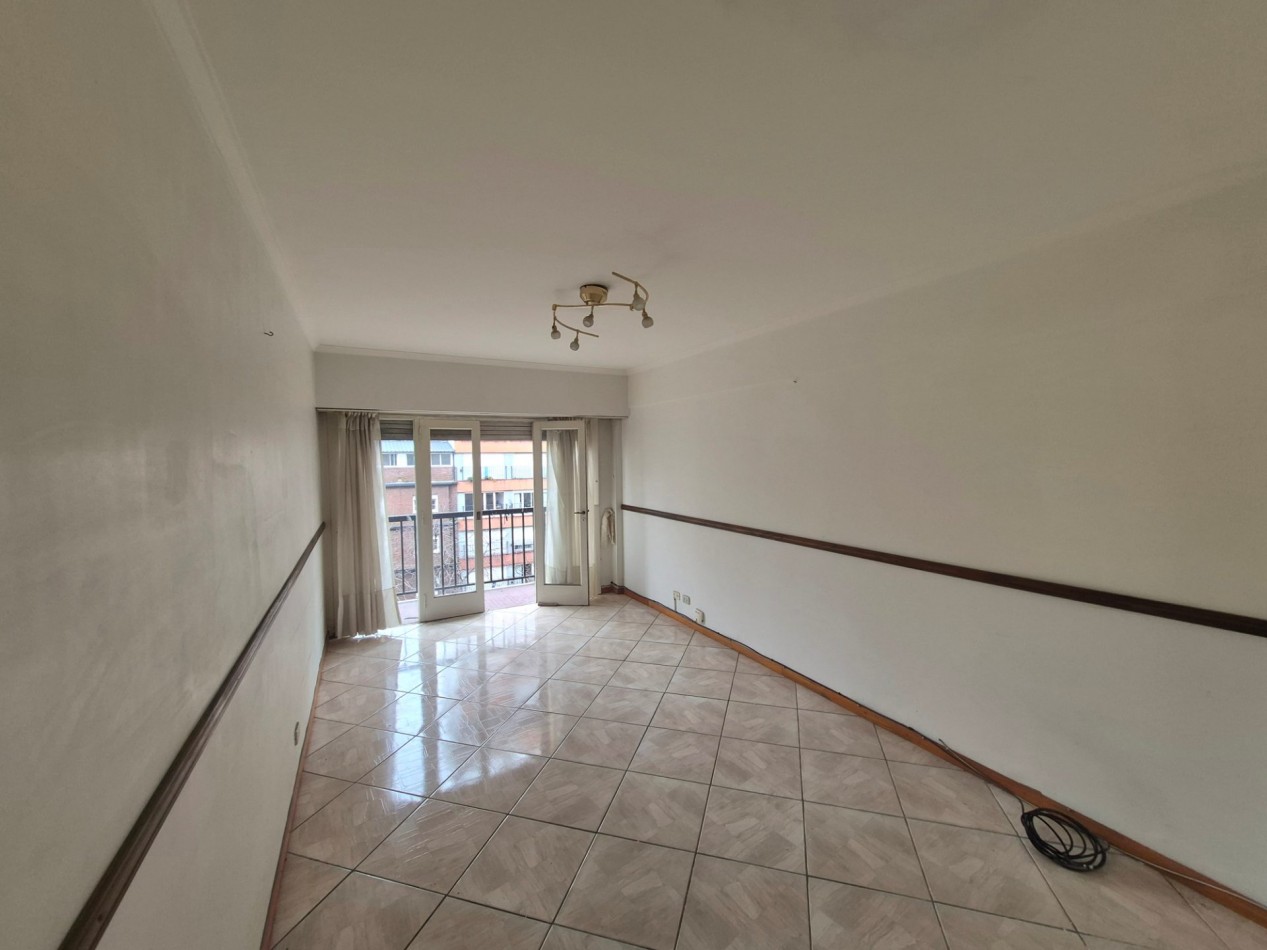 Departamento 2 ambientes con dependencia, 2 baños con balcon y cochera fija