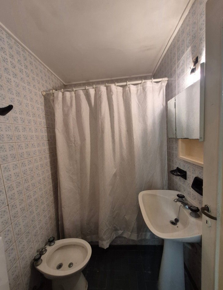Departamento 2 ambientes con dependencia, 2 baños con balcon y cochera fija