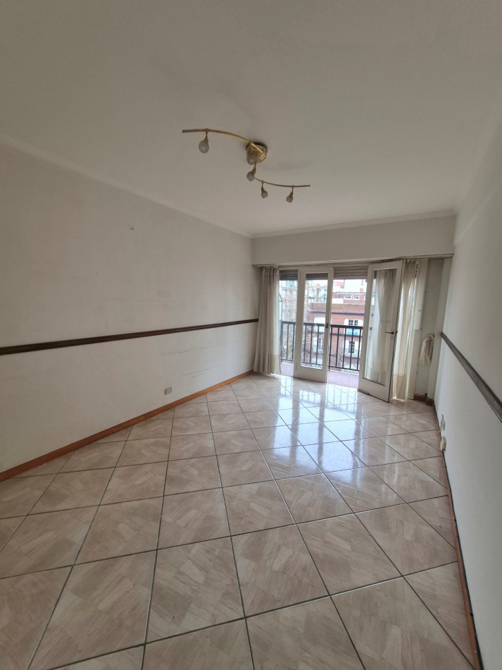 Departamento 2 ambientes con dependencia, 2 baños con balcon y cochera fija
