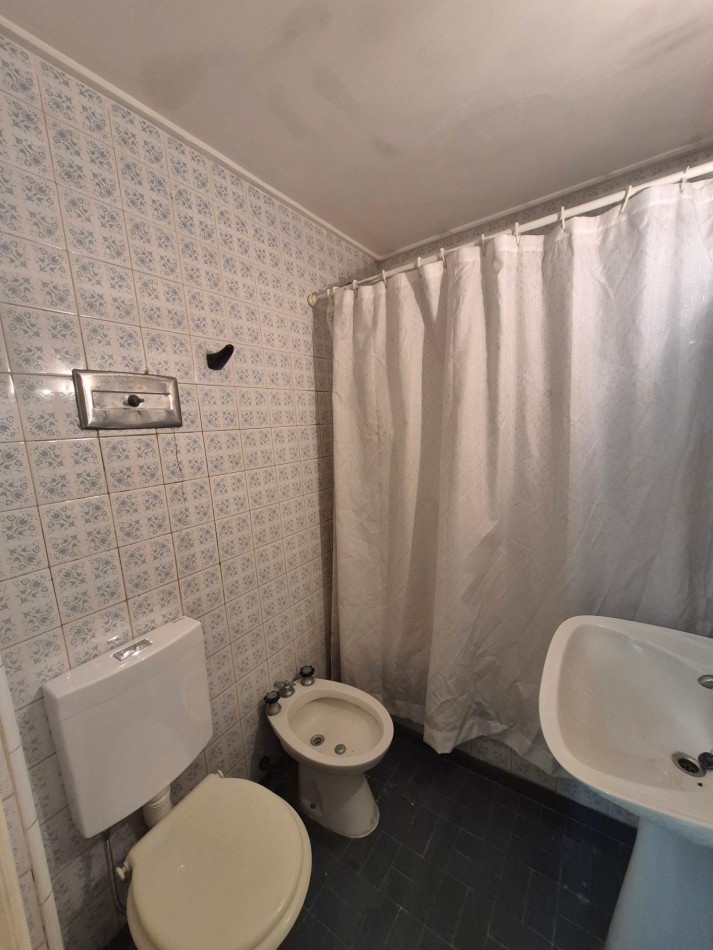 Departamento 2 ambientes con dependencia, 2 baños con balcon y cochera fija