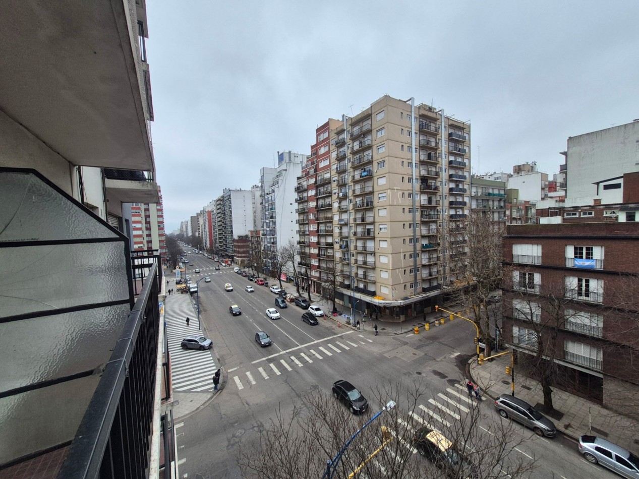 Departamento 2 ambientes con dependencia, 2 baños con balcon y cochera fija