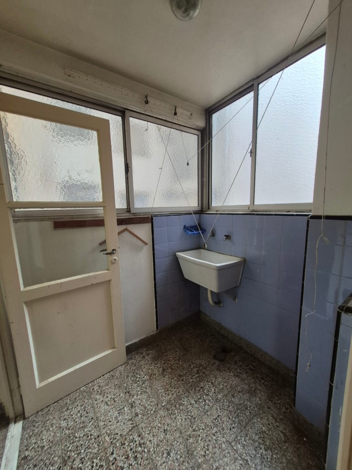 Departamento 2 ambientes con dependencia, 2 baños con balcon y cochera fija