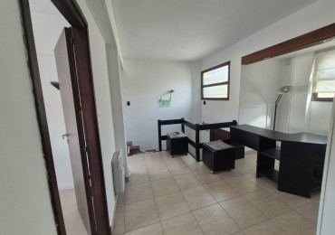 Oficina de 3 ambientes sobre calle Guemes 