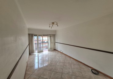 Departamento 2 ambientes con dependencia, 2 baños con balcon y cochera fija